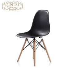 Venta al por mayor Barato escandinavo estilo nórdico silla bastante plástica salón negro PP Silla con patas de haya